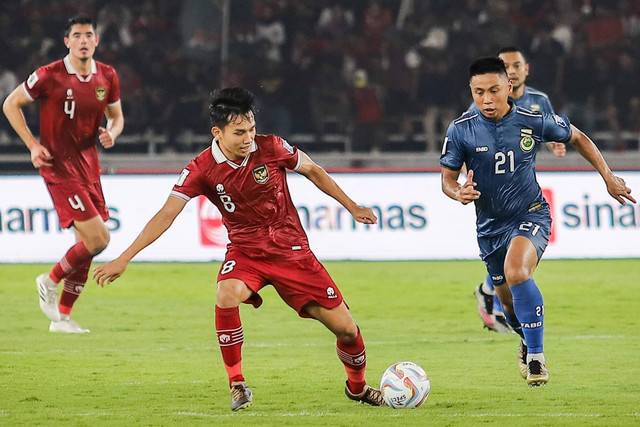 Pemain Timnas Indonesia Witan Sulaeman berusaha melewati pemain Brunei Darussalam pada pertandingan Kualifikasi Piala Dunia 2026 Zona Asia di Stadion Gelora Bung Karno, Jakarta, Kamis (12/10/2023). Foto: Jamal Ramadhan/kumparan