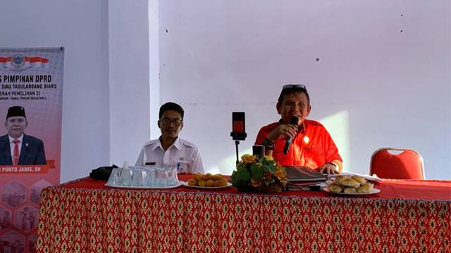 Ketua DPRD Kabupaten Sitaro, Djon Ponto Janis, saat berdiskusi dengan warga pada kegiatan reses yang digelar di Kecamatan Siau Timur.