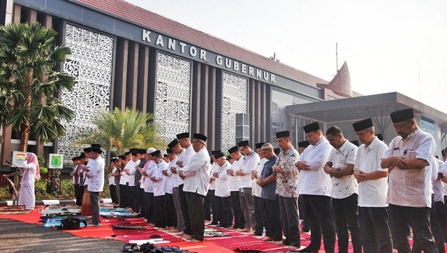 Sejumlah pejabat di lingkungan Pemprov Sumsel yang melaksanakan salat istisqa di halaman kantor pemerintah daerah Provinsi Sumatera Selatan, Jumat (13/10) Foto: ary priyanto/urban id