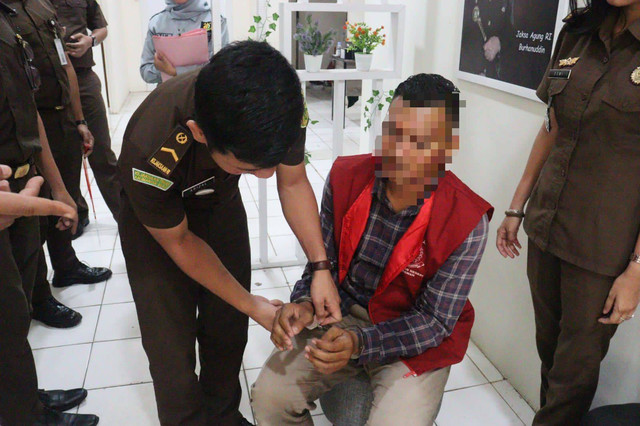 PA, sekretaris Desa Mengkalang, Kubu Raya, diamankan tim Kejaksaan Negeri Mempawah, karena diduga menyelewengkan Dana Desa untuk bermain judi slot online. foto: M Zain/Hi!Pontianak