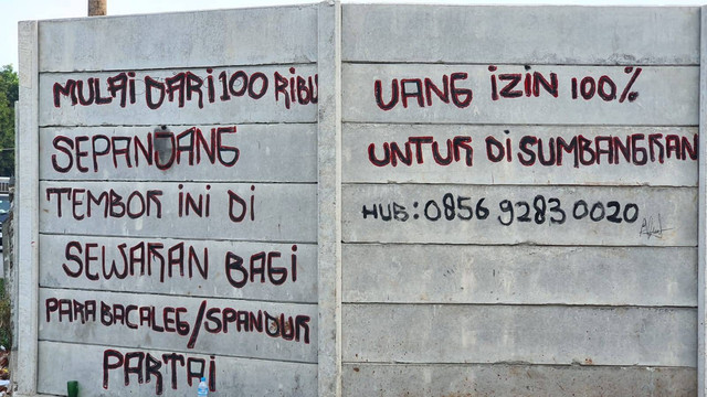 Tulisan di "tembok caleg" di Bekasi Barat. Dok: kumparan.