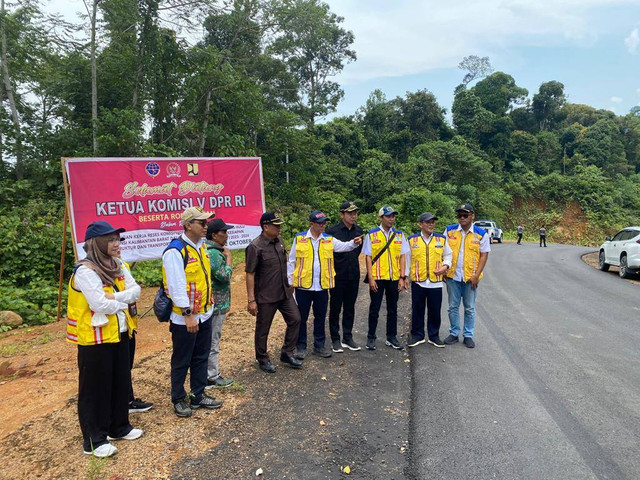 Ketua Komisi V DPR RI, Lasarus, bersama mitra kerja didampingi Bupati Kapuas Hulu meninjau Jalan Nanga Era-Batas Kaltim. Foto: Yusrizal/Hi!Pontianak