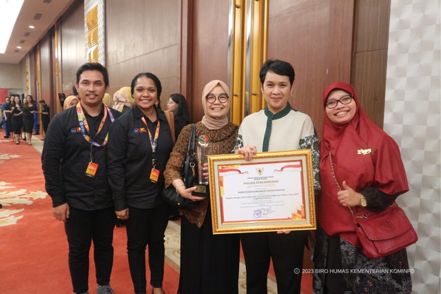 Sekjen Kementerian Kominfo Mira Tayyiba bersama Kepala Biro Hukum Setjen Kementerian Kominfo Bertiana Sari terima penghargaan dari Jaringan Dokumentasi dan Informasi Hukum Nasional (JDIHN) Awards 2023 di Aston Kartika Grogol Hotel & Conference, Jakarta Barat, Kamis (12/10/2023). Foto: Kominfo
