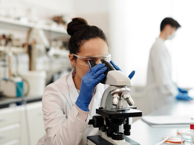 Ilustrasi pengertian laboratorium kimia analitik. Sumber: pexels.com/EdwardJenner.