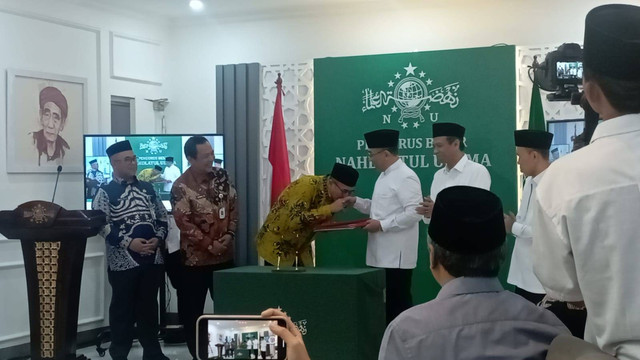 Ketua KPU, Hasyim Asyari dan Ketua Umum PBNU, Yahya Cholil Staquf teken MoU kerjasama pendidikan pemilu di Gedung Pengurus Besar Nahdlatul Ulama (PBNU), Jumat (13/10). Dok. Fadlan/kumparan Foto: Fadlan/kumparan