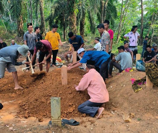 Proses pemakaman pria di Lubuklinggau yang bunuh diri minum racun rumput. (ist)