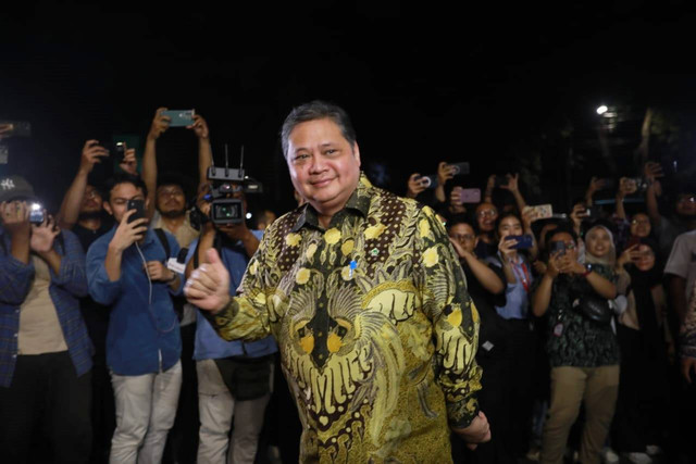 Ketum Golkar Airlangga Hartarto tiba di Kertanegara, Jakarta Selatan, Jumat (13/10/2023). Foto: Aditia Noviansyah/kumparan