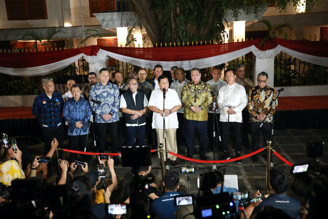 Prabowo Subianto bersama dengan para Ketua Umum Partai Koalisi Indonesia Maju (KIM). Foto: Aditia Noviansyah/kumparan