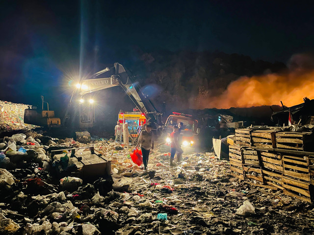 Petugas buat parit cegah penyebaran api di TPA Bakung, Jumat (13/11/2023) | Foto: Roza Hariqo/Lampung Geh