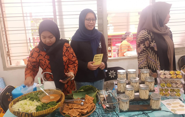 Pecel Pincuk dari Inikrea, selain membuat pecel organik mereka juga mendaur ulang pemakaian minyak untuk menggoreng dengan menjadikannya lilin aromaterapi.