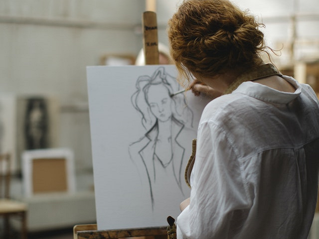 Ilustrasi contoh karya seni rupa yang bertema hubungan manusia dengan dirinya. Sumber: pexels.com/CottonbroStudio.