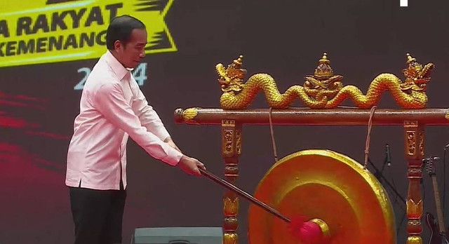 Presiden Joko Widodo memukul gong saat membuka Rakernas 6 Projo di Indonesia Arena, Jakarta, Sabtu (14/10/2023). Foto: Youtube DPP Projo