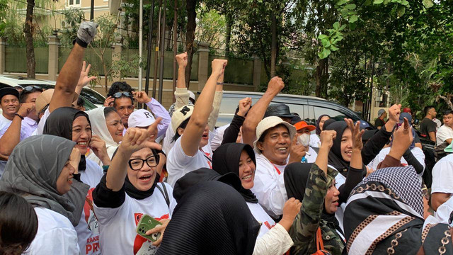 Massa relawan Jokowi, Projo, menyanyikan yel-yel "Prabowo Presidenku" di depan kediaman Prabowo Subianto di Jalan Kertanegara, Jakarta, pada Sabtu (14/10/2023). Foto: Luthfi Humam/kumparan