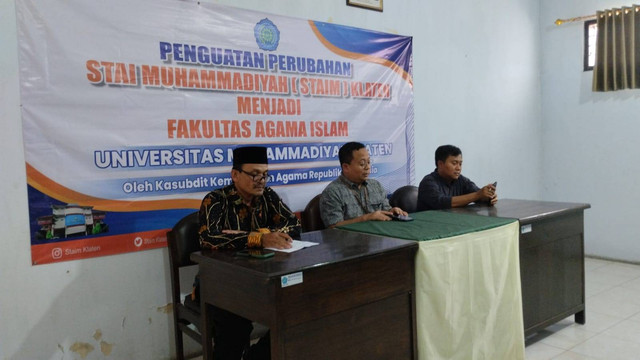 Dr. (C) Muriyanto, M.Pd.I bersama dengan Dr. Thohib Ahyar, S.Ag., M.Si. dan Dr. A. Rofiq Zainul Mun’im, S.Th.I., M.Fil dalam kegiatan penguatan merger menuju Fakultas Agama Islam UMKLA pada Jum’at (13/10). Foto: Suranto/Humas