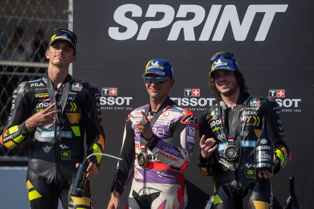 Pembalap Prima Pramac Racing Jorge Martin (tengah) bersama pembalap Mooney VR46 Racing Team Luca Marini (kiri) dan Marco Bezzecchi (kanan) berpose usai pengalungan medali juara Sprint Race MotoGP seri ke-15, Sabtu (14/10/2023). Foto: Wahyu Putro A/ANTARA FOTO