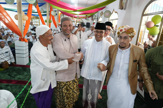 Bacapres dari Koalisi Perubahan untuk Persatuan Anies Baswedan menghadiri peringatan Maulid Nabi Muhammad di Masjid Al Hawi, Condet, Jakarta Timur, Sabtu (14/10/2023). Foto: Dok. Istimewa