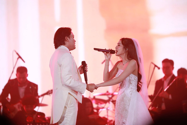 Penyanyi Mahalini tampil bersama Rizky Febian dalam konser tunggal yang bertajuk Fabula 2.0 di Hall Basket Senayan, Jakarta, Sabtu (14/10/2023). Foto: Aditia Noviansyah/kumparan