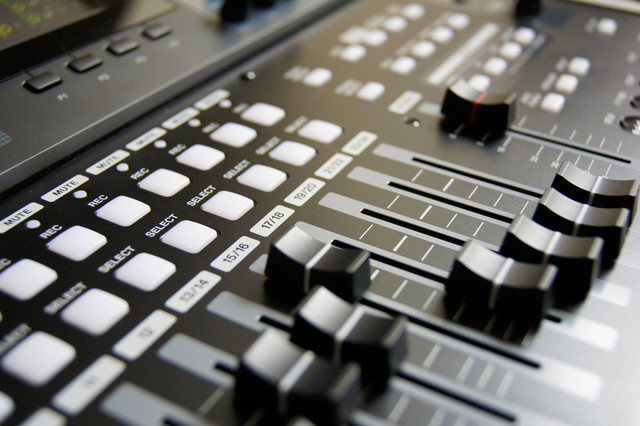 ilustrasi cara pasang potensio untuk volume amplifier. Pexels/Pixabay