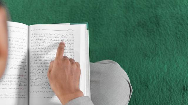 Ilustrasi Hadits Tentang Keutamaan Mencari Ilmu. Foto: dok. Unsplash/Masjid Pogung Dalangan