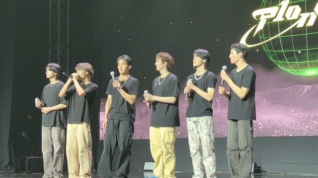 Grup k-pop P1Harmony saat menggelar konser pertamanya di Indonesia. Konser bertajuk '2023 P1Harmony Live Tour (P1Ustage H:P1oneer) digelar di The Kasablanka Hall, Sabtu (14/10/2023). Foto: Ela Nurlaela/kumparan