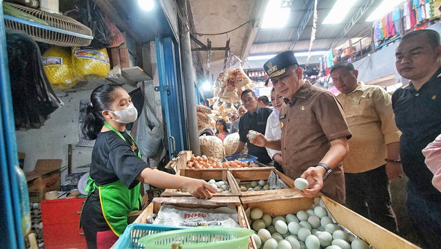 Pj Gubernur Sumsel memastikan stok sembako di pasar tradisional dengan mendatangi salah satu kios di kawasan pasar Km 5 Palembang, Minggu (15/10) Foto: ary priyanto/urban id