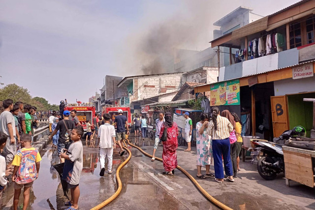 Kebakaran di Jalan Sumur Batu Raya, Kemayoran, Jakarta Pusat, Minggu (15/10/2023). Foto: Dok. Istimewa
