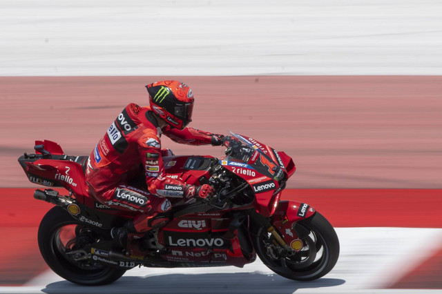 Pembalap Ducati Lenovo Team Francesco Bagnaia memacu kecepatan pada sesi latihan bebas 1 MotoGP di Pertamina Mandalika International Street Circuit, Lombok Tengah, NTB, Jumat (13/10/2023). Foto: Wahyu Putro A/ANTARA FOTO