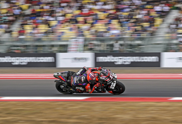Pembalap Aprilia Racing Maverick Vinales memacu kecepatan saat balapan MotoGP seri Pertamina Grand Prix of Indonesia 2023 di Pertamina Mandalika International Street Circuit, Lombok Tengah, NTB, Minggu (15/10/2023). Foto: ANTARA FOTO/Ahmad Subaidi