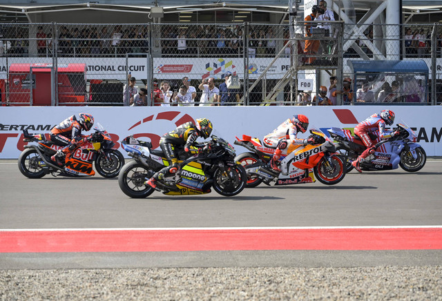 Sejumlah pembalap MotoGP memulai start balapan MotoGP seri Pertamina Grand Prix of Indonesia 2023 di Pertamina Mandalika International Street Circuit, Lombok Tengah, NTB, Minggu (15/10/2023). Foto: ANTARA FOTO/Ahmad Subaidi