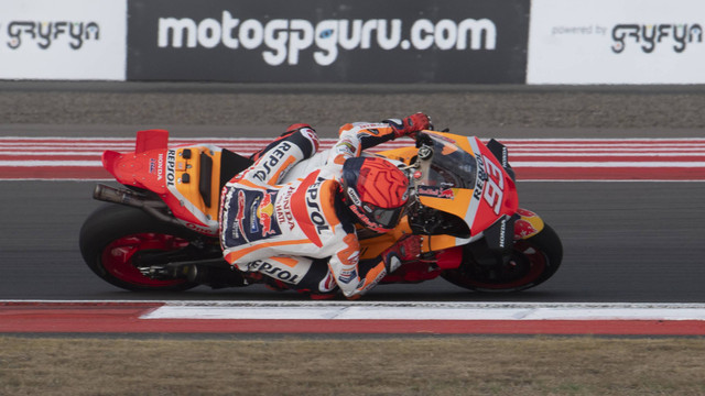 Pembalap Repsol Honda Marc Marquez memacu motornya pada balapan MotoGP seri ke-15 di Pertamina Mandalika International Street Circuit, Lombok Tengah, NTB, Minggu (15/10/2023).  Foto: ANTARA FOTO/Wahyu Putro A