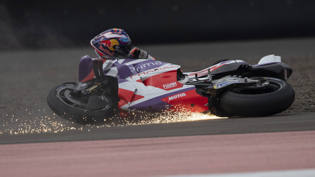 Pembalap Prima Pramac Racing Jorge Martin terjatuh dari motor pada balapan MotoGP seri ke-15 di Pertamina Mandalika International Street Circuit, Lombok Tengah, NTB, Minggu (15/10/2023). Foto: ANTARA FOTO/Wahyu Putro A