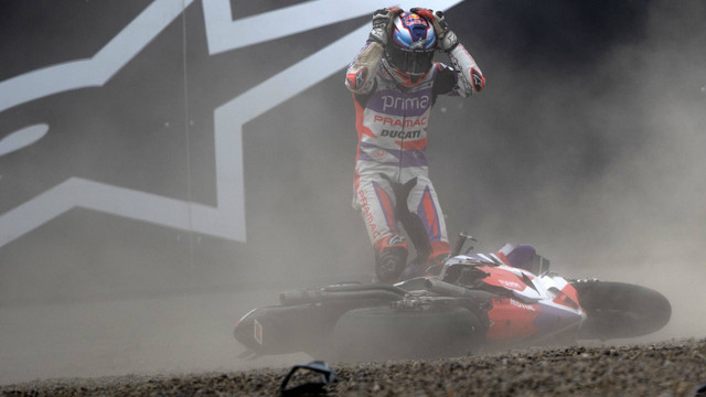 Pembalap Prima Pramac Racing Jorge Martin terjatuh dari motor pada balapan MotoGP seri ke-15 di Pertamina Mandalika International Street Circuit, Lombok Tengah, NTB, Minggu (15/10/2023). Foto: ANTARA FOTO/Wahyu Putro A