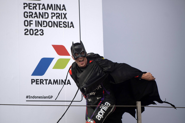 Pebalap Aprilia Racing Maverick Vinales mengenakan kostum Batman saat berada di podium seusai balapan MotoGP seri ke-15 di Pertamina Mandalika International Street Circuit, Lombok Tengah, NTB, Minggu (15/10/2023). Foto: ANTARA FOTO/Wahyu Putro A
