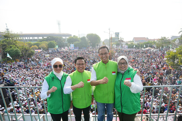 Bacapres-Bacawapres Anies Baswedan-Muhaimin Iskandar bersama istrinya dalam acara Mlaku Bareng AMIN di Sidoarjo, Jawa Timur, Minggu (15/10). Foto: Dok. Istimewa