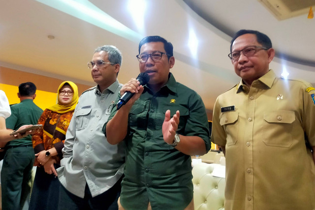 Plt Menteri Pertanian (Mentan) Arief Prasetyo Adi (tengah) dan Menteri Dalam Negeri (Mendagri) Tito Karnavian (kanan) di Gedung Badan Pangan Nasional, Senin (16/10/2023). Foto: Ghinaa Rahmatika/kumparan