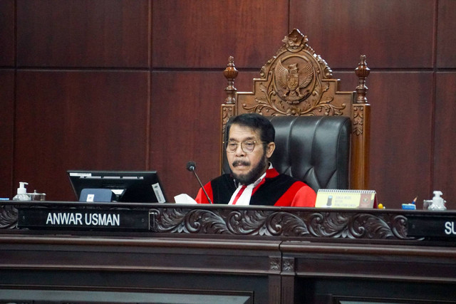 Ketua Majelis Hakim Mahkamah Konstitusi Anwar Usman mengikuti sidang putusan batas usia Capres-cawapres di Mahkamah Konstitusi, Jakarta, Senin (16/10/2023). Foto: Iqbal Firdaus/kumparan