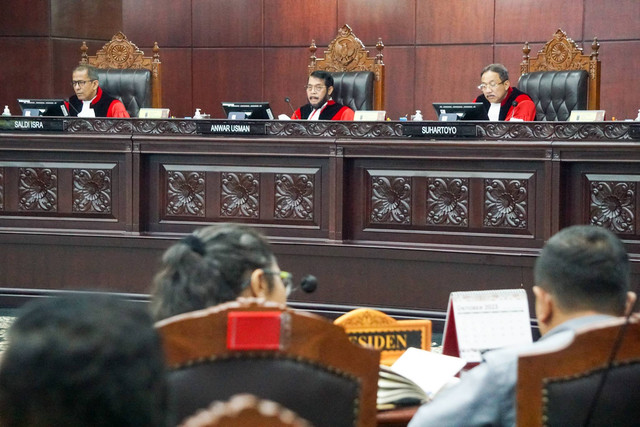 Ketua Majelis Hakim Mahkamah Konstitusi Anwar Usman mengikuti sidang putusan batas usia Capres-cawapres di Mahkamah Konstitusi, Jakarta, Senin (16/10/2023). Foto: Iqbal Firdaus/kumparan