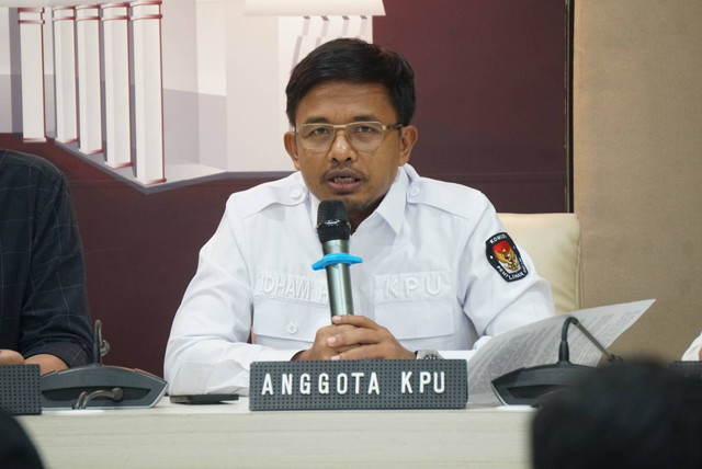 Anggota KPU Idham Holik memberikan keterangan pers terkait persiapan pendaftaran pasangan capres-cawapres di Gedung KPU RI, Jakarta, Senin (16/10/2023).  Foto: Iqbal Firdaus/kumparan