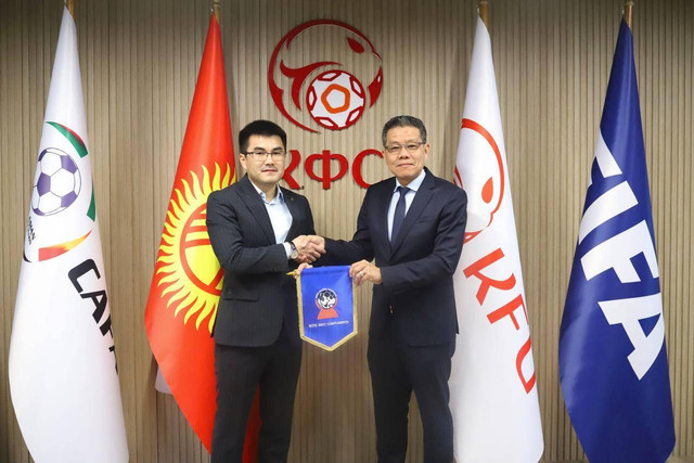 Presiden Federasi Sepak Bola Kirgistan, Mederbek Sydykov, bertemu Samet Khiev selaku Presiden AFF. Foto: Kyrgyz Football Union