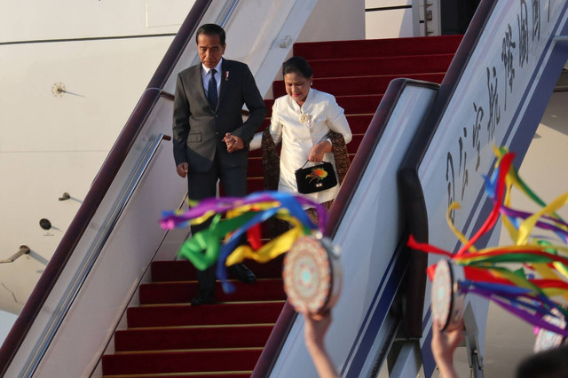 Presiden Jokowi dan Ibu Iriana Joko Widodo turun dari tangga pesawat Garuda Indonesia (GIA-1) setibanya di Bandara Internasional Peking di Beijing, China, Senin (16/10/2023). Foto: Desca Lidya Natalia/ANTARA FOTO