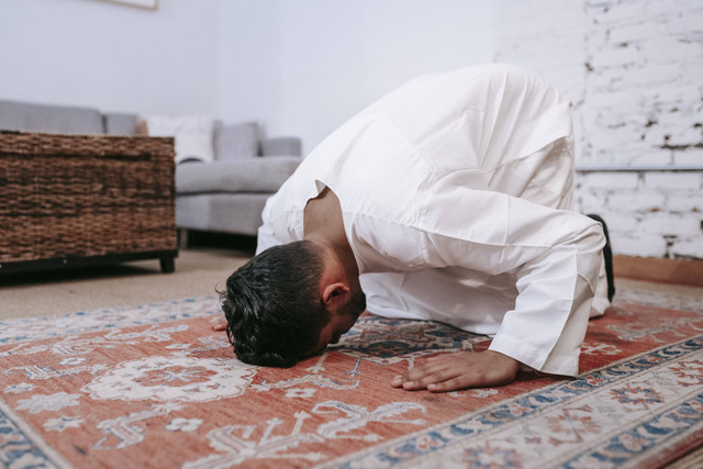 Ilustrasi seorang Muslim yang melaksanakan salat. Foto: Pexels