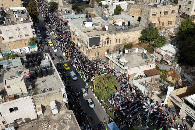 Demonstran mengikuti protes mendukung warga Palestina di Gaza, ketika konflik antara Israel dan Hamas berlanjut, di Ramallah, di Tepi Barat yang diduduki Israel, Senin (16/10/2023). Foto: Yosri Aljamal/REUTERS