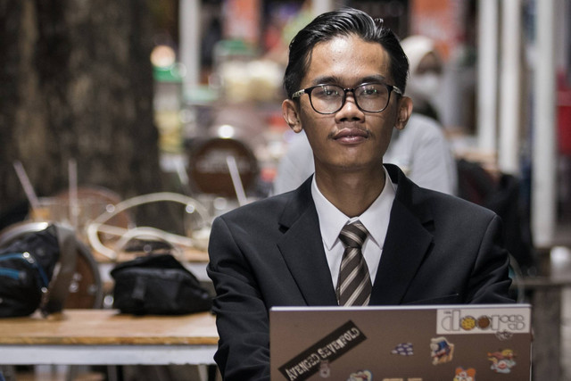 Penggugat uji materi undang-undang (UU) Pemilu batas usia capres-cawapres Almas Tsaqibbirru Re A. saat ditemui di Manahan, Solo, Jawa Tengah, Senin (16/10/2023). Foto: Mohammad Ayudha/ANTARA FOTO