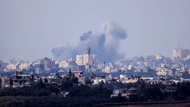 Asap mengepul di udara di atas Gaza setelah pemboman Israel, terlihat dari perbatasan Israel dengan Jalur Gaza, di Israel selatan, Senin (16/10/2023). Foto: Amir Cohen/REUTERS