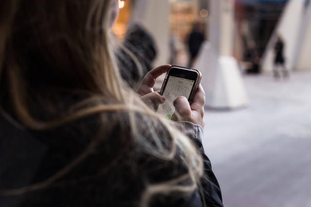 Ilustrasi Cara Upgrade Kartu Axis 3G ke 4G untuk Memperbarui Jaringan. Sumber: Unsplash/Pricilla.