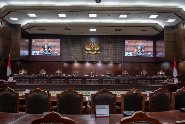 Hakim ketua Mahkamah Konstitusi (MK) Anwar Usman (tengah) membacakan hasil putusan pada sidang perkara Pengujian Materil Undang-Undang Nomor 20 Tahun 2003 tentang Sistem Pendidikan Nasional di Gedung MK, Jakarta, Rabu (27/9/2023). Foto: Muhammad Adimaja/ANTARA FOTO