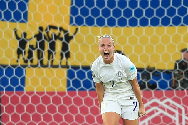 Striker Inggris Beth Mead melakukan selebrasi setelah mencetak gol pertama timnya pada pertandingan sepak bola semifinal UEFA Women's Euro 2022 antara Inggris dan Swedia di stadion Bramall Lane, di Sheffield, pada 26 Juli 2022. Foto: Lindsey Parnaby / AFP