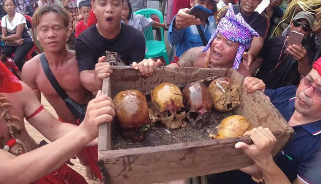 Ritual adat Nyobenk Suku Dayak Tadan. Foto: Dok. Juliansyah Mukti