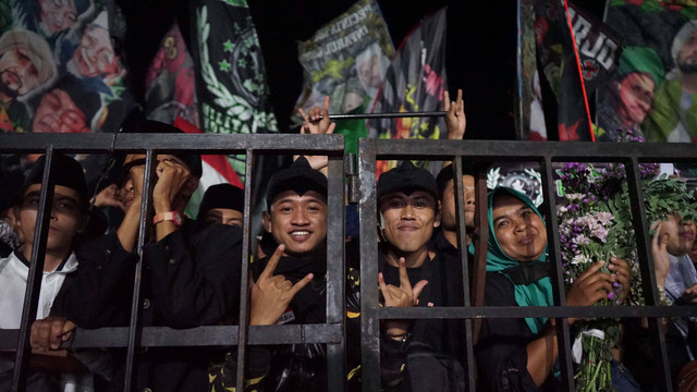 Belasan ribu jemaah yang hadir saat peringatan Maulid Nabi Muhammad SAW di Ponpes Minggir asuhan KH Muwafiq atau Gus Muwafiq, Minggu (15/10) lalu. Foto: Arif UT/Pandangan Jogja