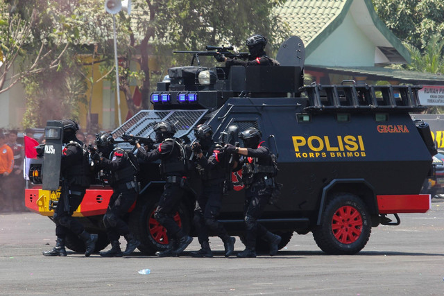 Detasemen Gegana Satbrimob Polda Jatim melakukan penyergapan saat simulasi Sistem Pengamanan Kota (Sispamkota) di Kodam V/Brawijaya, Surabaya, Jawa Timur, Selasa (17/10/2023). Foto: Didik Suhartono/ANTARA FOTO